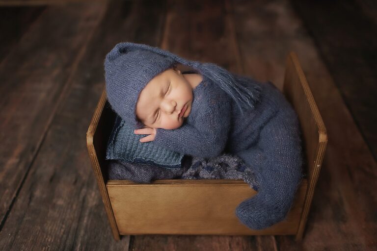 newborn photos, baby brother in blue outfit